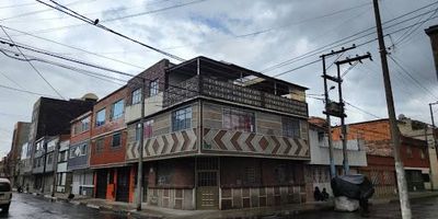 Acogedor apartamento 1 piso en casa, con una ubicación ideal para disfrutar con la familia, cuenta con fáciles vías de acceso, cerca de la avenida cerca de la avenida rojas, cerca del jardín Botánico, cerca de la avenida carrera 68. Dentro del sector podrá recorrer las espectaculares zonas verdes. El apartamento cuenta con gran iluminación natural, Posee una excelente distribución con sala comedor, dos alcobas sin closet un baño, con cocina con gas natural, cuenta con buenos acabados.  Cualquier información adicional contáctenos al número 3143647952 o al correo electrónico  maritza.suarezinmobiliariabogota.com. El equipo de Inmobiliaria Bogotá está comprometido a brindar una experiencia de vida excepcional para nuestros clientes desde el momento en que se unen a nuestra comunidad