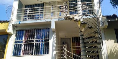 tercer nivel, consta de dos ambientes: habitación con clóset y baño, sala, cocina semi integral a gas natural, zona de oficios pequeña y pisos en cerámica.
Cuenta con vías de acceso por la Simón Bolívar, transporte público cercano (estación del MÍO Simón Bolívar) y proximidad a supermercados como Metro de la 70 y Olímpica de Guadalupe.
Nota: El canon incluye servicios públicos (energía, agua y gas) y parqueadero para una moto. ¡Contáctanos para más información o agendar tu cita!