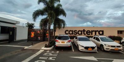 VENDO PRECIO DE OPORTUNIDAD, CASA en Alfaguara, Jamundí, esta casa combina amplitud, elegancia y confort, con 301 M2 Cuenta con 3 habitaciones con baño, balcón con vista al horizonte, estudio, sala de TV y garaje cubierto para dos autos, pero lo mejor de la casa es su estadero en el  primer piso con piscina, jacuzzi y cocina adicional ideal para reuniones con familiares y amigos. El condominio cuenta con amplios zonas verdes, gimnasio, piscinas, zona infantil y zona para mascotas. 
Una gran oportunidad de inversión por su precio y características, Contáctame ya