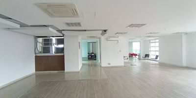 Oficina para arriendo ubicada en el sector de la milla de oro, el inmueble cuenta con un área de 185 metros aprox., aire acondicionado y 5 parqueaderos, excelente vista, cercanía con entidades bancarias, notarias y transporte público con algunas de las atribuciones de esta excelente oficina