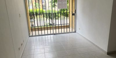 Cómodo apartamento en un segundo piso, con ascensor, localizado en un Conjunto Residencial al sur de la ciudad de Cali, con excelente ubicación. Consta de sala-comedor, balcón, cocina integral, gas domiciliario, zona de oficios, baño de alcobas, tres alcobas con closet cada una, la principal con baño. Garaje privado cubierto, Unidad con salón social, gimnasio al aire libre, juegos infantiles, portería 24 horas.