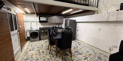 Apartaestudio duplex amoblado en arriendo en Medellin, America Niza. Cerca a parque y estación del metro Santa Lucia y a la av San Juan, fácil acceso. Con 1 habitación, 1 baño, cocina integral, zona de ropas, sala-comedor amplia. ¡Agenda tu visita hoy mismo y encuentra tu nuevo hogar! Descubre más propiedades en: www.rentamospropiedadraiz.com Código:776547