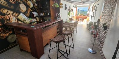 CASA EN VENTA - CONDOMINIO CAMPO ARAGÓN, POPAYÁN
- Casa 3 Niveles 
- Finos Acabados
- Zona de Bar 
- Mirador 
- Zona de Asados 
- Zonas Húmedas (Jacuzzi, Baño Turco, Sauna) 
- Cocina Con herrajes Alemanes y electrodomésticos alta Gama 
- Zona de ropas 
- Dos oficinas 
- Dos salas 
- 3 habitaciones 
- 2 parqueaderos