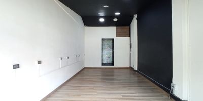 Local con amplios espacios y excelente ubicación, ideal para potenciar tu marca, buen flujo peatonal y vehicular.