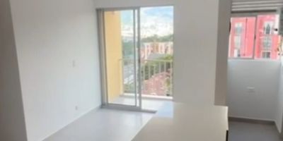 INVIERTE EN HERMOSO APARTAMENTO ITAGUI, SECTOR DITAIRES PARA ESTRENAR

AREA: 52 M2.

Ubicación tranquila central y campestre. Iluminación y ventilación natural. 

. 3 alcobas (Alcoba principal con baño)

. 2 baños (Baño de alcoba ppal. + Baño social)

. Sala Comedor

. Cocina integral

. Zona de ropas

. Balcón

. Estudio en corredor.

. Parqueadero moto

-

. Unidad cerrada

. Portería 24 horas

. Piscina

. Salón social

. Juegos infantiles

. Zonas verdes

. Parqueaderos de visitantes

. Edificio construido en 2025

⚡️INVERSION: $ 300.000.000= COP

Administración: $ 148.000=

Imp. Predial: $ 900.000= Anual

Estrato 2