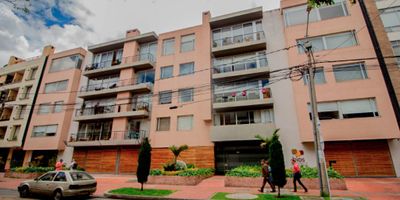 Moderno y acogedor apartamento en arriendo, ubicado en el exclusivo sector de Nueva Autopista, una zona residencial tranquila y de alta valorización. El inmueble cuenta con 2 alcobas, 2 baños, balcón y 2 garajes cubiertos, ofreciendo espacios amplios, funcionales. El edificio dispone de ascensor, vigilancia 24 horas y zonas comunes como BBQ en la terraza, sala de reuniones y parqueaderos para visitantes.  Su ubicación es privilegiada, con fácil acceso por la Autopista Norte, Calle 134 y Carrera 19, y cercanía a centros comerciales (Cedritos 151, Palatino), supermercados, restaurantes y parques. Además, cuenta con excelente servicio de transporte público, a pocos pasos de la estación Alcalá de TransMilenio.