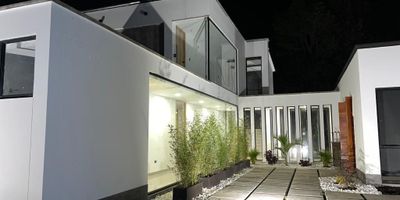 CASA CAMPESTRE EN VENTA - PARCELACIÓN EL LAGO, POPAYÁN 
Ubicación: A sólo 15 minutos de Popayán vía a Santa Rosa - Juegos Nacionales

• Construcción totalmente nueva, se entrega totalmente amoblada (a puerta cerrada) 
• Red eléctrica subterránea
• Cuatro habitaciones amplias, dos de ellas cuentan con baño y walking closet privado
• Persianas y blackout todos en marca Pentagrama
• Dos baños sociales adicionales
• Zona de ropas 
• Sala
• Comedor
• Cocina integral tipo americano con horno eléctrico y estufa a gas marca Challenger
• Terraza
• Acabados de lujo
• Paisajismo natural diseñado con plantas ornamentales finas acorde al ambiente de la parcelación
• La casa campestre es muy iluminada ya que cuenta con ventanas en vidrio templado de piso a techo
• Zona para BBQ
• Cuenta con árboles frutales (plátano, arándanos, mandarina, tomate de árbol, piña, guayaba, ciruela, guayabilla)

Valor de contado $890.000.000 NEGOCIABLE 
Valor con permuta (depende la permuta) $1.100.000.000 NEGOCIABLE