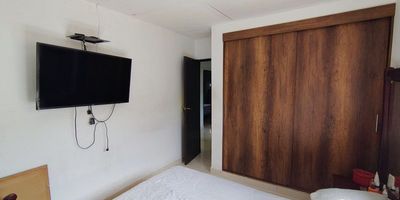 Casa ubicada en buen sector de la ciudad, amplia, fresca e iluminada. Cerca a parques, colegios, universidades, centros comerciales, transporte publico, supermercados, restaurantes y comodas vias de acceso.