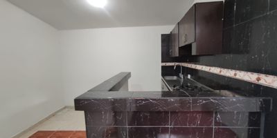 Apartamento para arriendo en El Velodromo, con muy Buena ubicación cerca a la Av San Juan, Av Nutibara, la 80 y la placita de la América. Ubicado en un piso 3 interno, el apartamento cuenta con un área de 62 m2 aproximados y consta de 3 alcobas, 1 baño, closets, salón comedor, cocina semi integral con gas por pipeta, zona de ropas y piso en cerámica. 