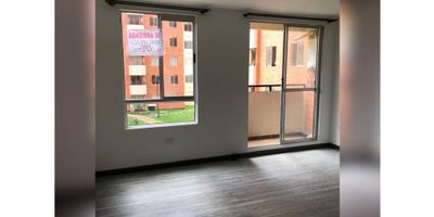

 ¡¡ Arrienda un espectacular  y cómodo apartamento, excelente vista panoramica  exterior  en conjunto Carrara en la ciudad de Zipaquira  , consta de tres habitaciones , balcon luminosa sala-comedor , cocina semi  integral  , zona de ropas, con tendedero,  calentador ,  y dos baños!!
 Su estratégica ubicación cerca de importantes avenidas te permitirá disfrutar de una vida tranquila y conectada, con cercania al centro de la ciudad.
 El conjunto ofrece amplias zonas comunes y una gran variedad de servicios en los que encontramos dos piscinas una para adultos y otra para niños  climatizada ,  gym, cancha multiple  2 zonas bbq, salon social , zonas infantiles, bicicletero 
 Cuenta con parqueadero cubierto 
 
 Si estás buscando un lugar para vivir con comodidad y estilo, este apartamento es la opción perfecta para ti !!. Vive en armonía con la naturaleza. 
 


Requisitos:

Si el interesado no está reportado en Data Crédito 
??El estudio es gratuito
??El único documento requerido es la cedula
??No se requiere codeudor

