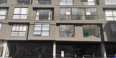 ¡Vive a tu ritmo en este moderno aparta estudio! Perfecto para quienes buscan independencia, comodidad y una excelente ubicación. El espacio está diseñado de forma práctica y funcional, con áreas bien distribuidas para que tengas todo lo que necesitas sin complicaciones.
Cuenta con una cocina tipo americana con buenos acabados, muebles en excelente estado y ventilación natural, ideal para preparar tus comidas favoritas. El área principal tiene buena iluminación gracias a sus ventanales, lo que hace que el ambiente sea cálido y agradable durante todo el día.
Está ubicado en el sector El Recuerdo, una zona estratégica con acceso rápido a universidades, transporte público, centros empresariales y zonas comerciales. Ideal para estudiantes, jóvenes profesionales o parejas que quieren vivir cerca de todo, en un lugar seguro y central. Cod: 5060