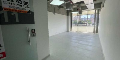 Esta hermosa y amplia oficina de 37 metros cuadrados está ubicada en una privilegiada zona empresarial, en la ciudad de _ENVIGADO ___. Con una excelente ubicación, esta propiedad cuenta con todas las características necesarias para que tu negocio sea un éxito. 

El área total de terreno es de 37 metros cuadrados, con una construcción igualmente amplia y privada de 37 metros cuadrados. 

 

Además, cuenta con un baño y un espacio de garaje para mayor comodidad y accesibilidad.

En su interior, podrás encontrar todas las comodidades necesarias para tu empresa, como agua corriente, aire acondicionado, alarma de seguridad y baños tanto para uso personal como para tus clientes. Además, el suelo de cerámica y mármol te brindará un espacio elegante y de fácil limpieza. 

 Su acceso pavimentado y adaptado para personas con discapacidad, sin duda, facilitará la llegada de tus clientes y proveedores. Además, cuenta con ascensor para mayor comodidad, y la cercanía a colegios y universidades te brinda una excelente oportunidad para atraer jóvenes profesionales a tu negocio.

Otra ventaja de esta oficina es que se encuentra en una zona de alto movimiento comercial, lo que la hace perfecta para una oficina de negocios. Además, su ubicación en una zona residencial te brinda un ambiente tranquilo y seguro para trabajar. En las cercanías también podrás encontrar zonas deportivas, ideales para un descanso activo en medio del trabajo.

No esperes más para alquilar esta increíble oficina. Con su excelente ubicación, comodidades y características externas, ¡seguramente se convertirá en el lugar ideal para el éxito de tu empresa! No dejes pasar esta oportunidad de oro en el mercado inmobiliario de Colombia.
