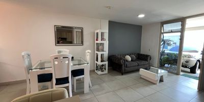 VENDEMOS CASA EN CONDOMINIO 
CIUDAD COUNTRY 

Área construida: 105 m2 
Vestutez: 2 años 

la casa cuenta con primer piso: sala comedor, cocina integral, baño social, zona de oficios, estadero o patio con techo en madera, sala de TV 

Segundo piso: 3 habitaciones, baño principal y Vestier, baño de alcobas 
Estudio 

Parqueadero para 1 vehículo 

La unidad cuenta con parque para mascotas, piscina, gimnasio, salón social, cancha múltiple 

Actualmente con hipoteca con banco Davivienda 

Precio de venta: 430 millones