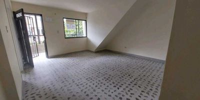 Amplia y cómoda casa en el mejor sector de santa María barrio  el carmelo. Todas las rutas de transporte, cerca central mayorista ( todo en un mismo lugar y a los mejores precios ) iglesia, centros médicos, ips, colegios, escuelas. Con un área aproximada de 105 metros cuadrados distribuidos en balcón, sala, cocina NUEVA, comedor o estudio, 2 baños, patio y 4 alcobas ( 3 con closets ). Una excelente opción para la comodidad de tu familia. 

 

