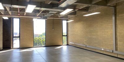 Oficina en arriendo cuenta con una excelente ubicación, con fácil acceso a vías principales, rutas de transporte público, cerca a parques, restaurantes y gran oferta de servicios complementarios del sector. Piso en cerámica, 1 espacio, 1 baño, cocineta, cableado de red, techo cielo raso y aire acondicionado central. Conjunto cerrado con ascensor, vigilancia y portería 24 horas, citófono, circuito cerrado de TV, parking visitantes sin costo, bahía de parqueo, auditorio, baños comunales y planta eléctrica.inmuebles sujetos a verificacion de disponibilidad