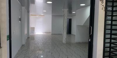 Local comercial de 80 mts2 ubicado en el barrio Ciudad 2000, con un baño, salón amplio con puerta ventana, parqueadero interno para carro o moto. El canon de arrendamiento es de $1.600.000.