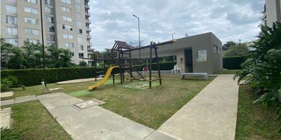 Apartamento, ubicado en bochalema, en la ciudad de Cali, con 60 mts2, piso 4, con vista interna a la unidad consta de:

3 habitaciones. Habitación principal con baño y closet.

Sala - comedor.

Baño social 

Cocina integral.

Zona de Oficios.

Parqueadero comunitario.

Estrato 4.

La Unidad cuenta con:

Parque Infantil.

Zona BBQ. 

Sauna.

Bicicletero.

Piscina para niños y adultos.

Vigilancia Privada.

Salón social.

KB
