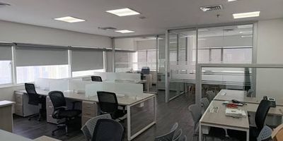Oficina en arriendo, ubicada en excelente punto estratégico de El Poblado, esta oficina de 97 metros cuadrados ofrece un espacio funcional con excelentes acabados, mobiliario incluido, cocineta, baño y puerta vidriera que aporta luminosidad y un ambiente moderno. Ideal para empresas que buscan comodidad y una imagen profesional. Para más información, comunícate con nuestra línea de atención al cliente.