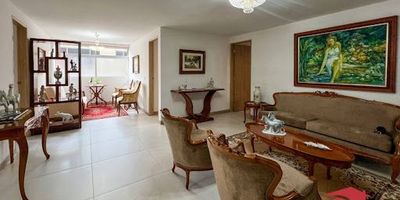 Apartamento  ubicado en Envigado, en un excelente sector. Consta de 3 habitaciones, 2 clóset, 1 vestier, clóset de linos, 4 baños cabinados, 2 salas, sala de televisión, cocina integral, zona de ropas, balcón, cuarto útil y parqueadero. La zona es muy tranquila y de fácil acceso por la Avenida Poblado o Avenida Las Vegas. A solo dos cuadras de Euro, Mall La Frontera e iglesia, y con excelente ruta de transporte público.