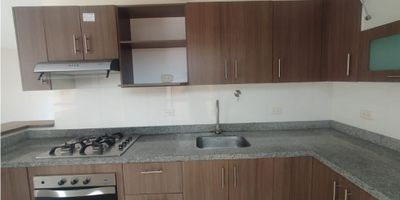 se renta hermosa casa en la ceja con un area de 140m2 distribuidos en una amplia sala comedor cocina integral,zona de ropas,patio,2baños sociales,3 habitaciones,2 closet, un vestier y baño privado cuenta con parqueadero cubierto, vigilancia 24/7.

asesor: Juan Hernandez

celular: 3006663289

codigo wasi: 9544496
