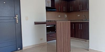 ¡Vive con tranquilidad y excelente conexión en Caldas! Este acogedor apartamento en arriendo, ubicado en el sector La Tablaza vía Caldas, te ofrece un ambiente moderno y funcional con 38 m² muy bien distribuidos. Cuenta con dos habitaciones confortables, un baño, cocina integral con barra americana, red de gas, amplia sala comedor, ventanal con excelente iluminación natural, calentador, zona de ropas y pisos en cerámica que aportan un toque elegante y fácil de mantener. Se encuentra en una unidad cerrada con portería y vigilancia 24 horas, ascensor, juegos infantiles y zonas verdes ideales para disfrutar en familia. Gracias a su estratégica ubicación, disfrutarás de vías de acceso ágiles y transporte público cercano, además de la cercanía con la iglesia de La Tablaza, el colegio de La Tablaza, el parque principal de Caldas. ¡City Raíz busca su tranquilidad! - Código:  Contáctanos por WhatsApp al 310 840 1461 o llamándonos al 604 411 7372 www.cityraiz.com