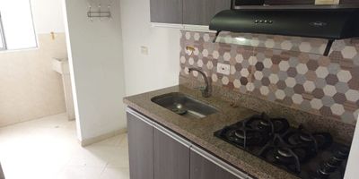 Apartamento en arriendo en rodeo alto Medellín sala y comedor, 3 alcobas, 3 con closets, 1 balcón con vista campestre, cocina integral con red de gas, 2 baños cabinados, piso cerámica, zona de ropas, con parqueadero y util, En unidad residencial completa piscina, acceso a parqueadero visitantes, juegos infantiles y vigilancia 24 horas ,Cerca de rutas de transporte publico integradas al sistema metro en zona residencial. Nombre: Diego Jiménez Móvil y WhatsApp: 3022964329