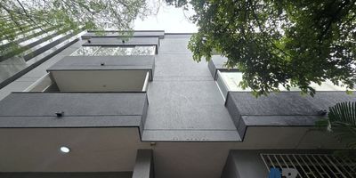 Venta de apartamento en Medellín, Laureles, via principal, 90 m2, 3 habitaciones, parqueadero, 3 baños, comedor, sala, cocina. Contacto Juan Cardona 3176418589