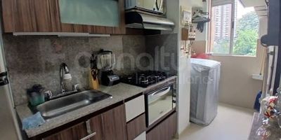 472-8250 Conaltura Inmobiliaria ofrece en venta este acogedor apartamento de 53 m, ubicado en  unidad residencial en el corazón de Itagí  Santa María, a pocos metros del Centro de la Moda. El inmueble cuenta con 3 alcobas, 2 baños, 3 clósets, sala comedor, cocina integral, zona de ropas, balcón con vista, iluminación LED, puerta de seguridad. Su distribución funcional ofrece espacios bien iluminados, modernos y cómodos, ideales para el disfrute familiar. La unidad residencial dispone de portería y vigilancia 247, gimnasio, salón social, juegos infantiles, shut de basuras, piscina para adultos y niños, sauna , zonas verdes. Su ubicación es estratégica, con acceso a rutas integradas hacia la estación Ayura del Metro, supermercados, colegios, zonas comerciales y principales vías de la ciudad.