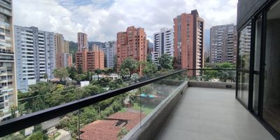 Espacioso apartaestudio tipo loft de 80m ubicado en el exclusivo sector de Castropol, Medellin. Dispone de una amplia terraza con una vista panoramica que brinda una experiencia unica de la ciudad. Su diseno de concepto abierto ofrece amplitud, luz natural y confort. Excelente ubicacion, con facil acceso a la Avenida El Poblado, transporte publico cercano y supermercados a pocos minutos, lo que lo convierte en una opcion ideal para vivir o invertir. Contactanos!