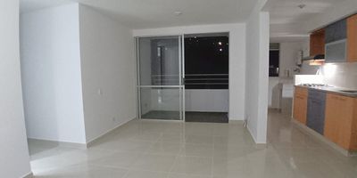 Apartamento para arriendo en Sabaneta, con muy Buena ubicación en el sector de Alto de las Flores, cerca al parque principal de Sabaneta, al centro commercial Aves Maria y la Av Las Vegas. Ubicado en un piso 17, el apartamento cuenta con un área de 76 m2 aproximados y consta de 3 alcobas, 2 baños, closets, vastier, salón comedor, balcón, cocina integral,zona de ropas, calentador,  piso en cerámica y parqueadero doble lineal más cuarto útil. En unidad cerrada que cuenta con ascensor, piscina, juegos infantiles, parqueadero para visitantes, zonas verdes, placa polideportiva, gimnasio y portería 24 horas.