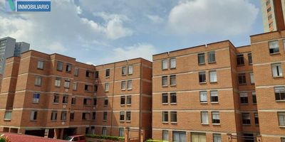 Apartamento para arrendamiento de 82 metros cuadrados, 6 de los cuales corresponden a terraza cubierta que comunica a la alcoba principal. Tiene parqueadero cubierto sencillo, sala comedor amplia y cocina integral con red de gas abierta. Ubicado en primer piso de torre en unidad cerrada con portería 24 horas, citofonía virtual, zonas verdes generosas, piscina, cancha de squash, juegos infantiles, zona de mascotas, parqueadero para visitantes, salón social, shut de basuras y solárium. En sector con cercanía al Colegio Benedictinos, al Mall La Abadía, al Euro de la Frontera, al Centro Comercial Sao Paulo, al Mall de la Frontera y por estar sobre vía principal, como la Loma de los Yarumos, con cercanía a la Estación Ayurá, cuenta con fácil acceso a transporte público y a Rutas Integradas al Sistema Metro de Medellín.