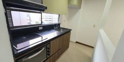 Se arrienda cómodo apartamento con excelente ubicación  Sabaneta  ¡Todo al alcance de tu mano! Apartamento, ubicado en una zona estratégica, tranquila y de fácil acceso, CC MAYORCA , gimnasios, cine, transporte público y todos los servicios que necesitas. El apartamento cuenta con 3 habitaciones  que brindan excelente ventilación e iluminación natural Balcón con vista agradable Piso en cerámica Cocina integral Calentador a gas Amplios espacios y distribución funcional Ideal para quienes buscan comodidad, buena ubicación y cercanía a zonas comerciales y de recreación. ¡No pierdas la oportunidad de conocerlo! Contáctanos para más información o agendar una visita.