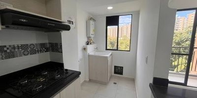 Apartamento con 2 alcobas familiares, salón comedor, 2 baños completos cocina integral , zona de ropas, lleno de luz natural y rodeado de verde.. Unidad ubicada en la Via rionegro-marinilla, lo que lo convierte en una excelente opción para aquellos que buscan un lugar tranquilo, campestre y con fácil acceso a servicios, transporte público y cicloruta. ideal para aquellos que buscan comodidad y accesibilidad.
