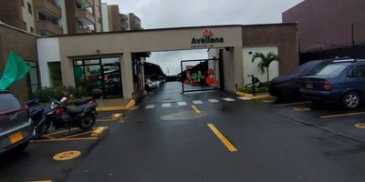 Se alquila apartamento en el Conjunto Residencial Avellana, ubicado en Valle del Lili (sector Vivero). El inmueble cuenta con sala-comedor, dos alcobas, la principal con vestier, baño privado y aire acondicionado; espacio adicional que puede usarse como tercera alcoba o sala de televisión, amplio balcón con vista exterior, baño de alcobas, baño social, cocina integral con horno, zona de oficios, calentador y un parqueadero cubierto. El conjunto ofrece excelentes zonas comunes: piscinas, turco, juegos infantiles, gimnasio, canchas múltiples, zonas verdes y parqueadero para visitantes. Para mayor información, comuníquese al celular 315 501 9033 o al PBX 602 553 2727.