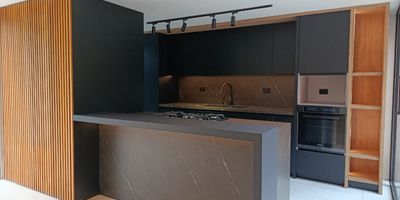 Espectacular casa en arriendo que te permite disfrutar una excelente iluminacion natural, y una excelente ventilacion. Esta situado en una zona tranquila y residencial de Envgiado, con un area de 310m, esta propiedad cuenta con 3 habitaciones, 3 vestiers, 4 banos, estudio, sala-comedor, cocina integral, zona de ropas, 2 parios, 2 parqueaderos cubiertos, cuarto util. En unidad compuesta, de Juegos Infantiles, Parqueadero de Visitantes, Porteria: 24 horas, Salon Social, Zonas Verdes. Ubicacion cercana a City Plaza Centro Comercial, C.C. Guadalcanal, con facil acceso a transporte publico, cerca de locales comerciales y parques.