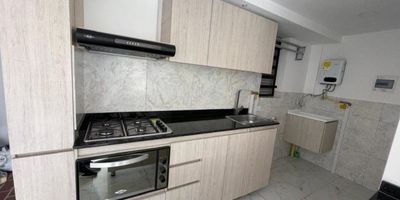 Este apartamento tiene un área de 54 metros cuadrados; se encuentra ubicado en el sector La Inmaculada, La Estrella (Ant); cuenta con buena iluminacón natural, cómodos espacios, su ubicación facilita el acceso al transporte público y queda cerca a la unidad Sierra Morena.

Está dividido en 3 alcobas, 2 baños, 3 closets, sala comedor, cocina integral con horno, zona de ropas, balcón y parqueadero común.

Si estas interesado no dudes en contactarte con nosotros.