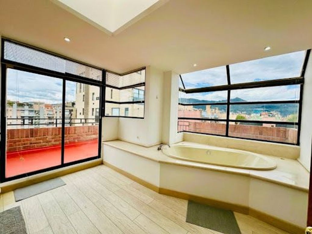 Apartamento de 6 alcobas en arriendo en San Patricio, Bogotá, 378 m² · foto 20 de 20