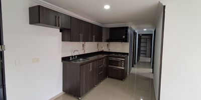 Bienvenido a tu nuevo hogar en el sector Suramerica Itagui! Este encantador apartamento, ubicado en una acogedora unidad cerrada, te ofrece una excelente vista que te permitira disfrutar de momentos unicos cada dia. Con una ubicacion estrategica, tendras cercania al Mall Suramerica, el Gimnasio Smart Fit Sur-America y las convenientes Tiendas D1y con cercanias a colegios como, Colegio Santa Teresita Del Nino Jesus y Colegio Divino Salvador brindandote todo lo que necesitas al alcance de tu mano. Ademas, cuenta con excelentes rutas de transporte que facilitan tu movilidad por la ciudad. No dejes pasar esta oportunidad de vivir en un entorno que combina comodidad, conveniencia y una vista espectacular. Contactanos hoy mismo para agendar una visita y descubrir todo lo que este maravilloso hogar tiene para ofrecerte!