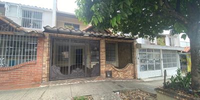 ? tu nuevo hogar te espera en la cuesta ✨
esta amplia casa de dos pisos, ubicada justo al frente del centro comercial la cuesta, combina comodidad y ubicación estratégica. en el primer piso encontrarás salas múltiples, cocina funcional, baño de servicio y patio de ropas; en el segundo piso, 3 habitaciones con closet, balcón y baño privado para mayor confort.
un espacio ideal para vivir con tu familia en una zona tranquila, cerca de todo ?
¡descubre tu próximo hogar hoy mismo!