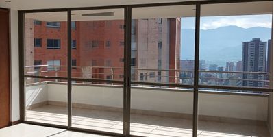 Apartamento de 111 metros, en piso alto, con espectacular vista, en Loma de Las Santas. Unidad con portería 24 horas, vigilancia, ascensores, salón social, piscina, juegos de niños, parqueadero para visitantes. 