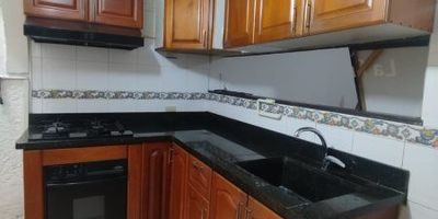 cómodo casa unifamiliar en unidad cerrada ,es un sector residencial, seguro y de ambiente familiar, caracterizado por su fácil acceso a vías principales, servicios cercanos como supermercados, colegios , zonas verdes, parque infantil, iglesias y excelente transporte público.