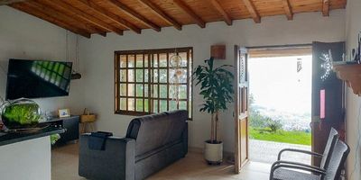 Te presentamos una excelente oportunidad: una cómoda casa en el sector de Santa Elena. Con un área de 90 mts aproximadamente, esta propiedad te ofrece una espaciosa sala comedor, cocina integral y una práctica zona de ropas. La casa dispone de dos alcobas (una con clóset) y dos baños. Disfrutarás de piso en cerámica y contarás con garaje. Pensando en tu esparcimiento, la unidad ofrece una cancha de fútbol compartida y una fonda. Además, es un espacio ideal, ya que cuenta con zona para mascotas.