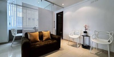 USAQUEN-CALLEJA - Moderna oficina-consultorio de 47mc, en perfecto estado, muy buena luz y acabados de buen gusto. SE ENTREGA NO AMOBLADA!. Cuenta con agradable recepción y sala de espera, dos espacios independientes y baño. Cuenta con dotación odontológica en perfecto estado. Segundo piso exterior. Portería. Un parqueadero. Bahía de parqueo. A pocos pasos del carulla y todo el comercio exclusivo del sector!