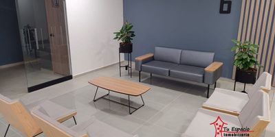 Oficina en arriendo en San Diego, Medellín de 35 m2 aproximadamente, cuenta con 1 baño, salón, piso en baldosa y parqueadero.En edificio con ascensor, cámaras de seguridad, parqueadero de visitantes y portería 24 horas.Adicional tiene rutas de acceso y transporteCercanías:Almacentro,  Av el Poblado, Centro Comercial San Diego y premium plazaPara mayor información contáctame Melissa Salazar 314 7757934