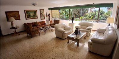 Apartamento AMOBLADO en arriendo en el sector del Tesoro, cerca de centros comerciales, restaurantes, estacion de servicios y clinicas. Piso en porcelanato, 3 habitaciones cada una con baño, cocina integral, alcoba mas baño del servicio, zona de ropas, 3 parqueaderos mas un cuarto util. Unidad con vigilancia las 24 horas,, citofonia, salon social y zonas verdes.
