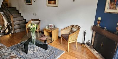 Código 954FR5111 .  Acogedora casa en conjunto cerrado con parques y lindas zonas verdes, ofrece espacios cómodos y bien distribuidos en niveles. Consta de una habitación principal con baño privado, 2 alcobas adicionales y baño de alcobas. Biblioteca/estudio, Sala con chimenea, Cocina integral, comedor y un lindo jardín ideal para bbq. También cuenta con un baño social, lindo hall de acceso y 2 depósitos bastante ámplios. Cuenta con cuarto y baño de servicio. 2 parqueaderos independientes. Ubicada en un sector privilegiado de Bogotá, la casa está cerca de centros comerciales, colegios, universidades, parques. También cuenta con sistema de vigilancia permanente y portería para mayor seguridad y tranquilidad.
