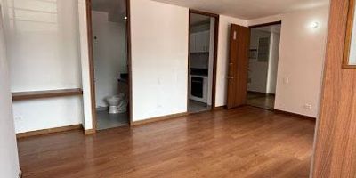 Se Vende espectacular apartamento en el sector de gran Granada, 47mts cuenta con 2 habitaciones con closet y pisos en alfombra, 2 baños totalmente terminados, sala comedor con vista interior, cocina integral con gas natural, zona de lavandería independiente, 2 parqueaderos propios descubiertos. El conjunto cuenta con salón social, parque infantil. Excelente ubicacion facil acceso a transporte publico. 