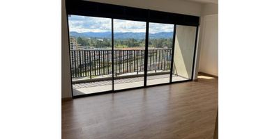 En arriendo – Apartamento en Rionegro, Parque Barro Blanco.

Se arrienda hermoso apartamento tipo mariposa, ubicado en un séptimo piso con una excelente vista hacia las montañas del oriente antioqueño.

Características del inmueble:


 Dos alcobas
 Dos baños completos y un baño social
 Sala comedor con excelente iluminación natural
 Cocina integral moderna
 Zona de ropas independiente
 Parqueadero y cuarto útil
 Diseño tipo mariposa que brinda privacidad y amplitud


Urbanización ubicada en Parque BarroBlanco

Conjunto residencial tranquilo y rodeado de naturaleza, con zonas comunes ideales para la familia y el descanso.

Su ubicación estratégica permite un acceso rápido al aeropuerto José María Córdova y a la ciudad de Medellín, además de estar cerca de centros comerciales, supermercados y vías principales.

Ideal para quienes buscan vivir con comodidad, seguridad y una excelente calidad de vida en el corazón de Rionegro.

Contáctanos para más información o para agendar.

 

 
