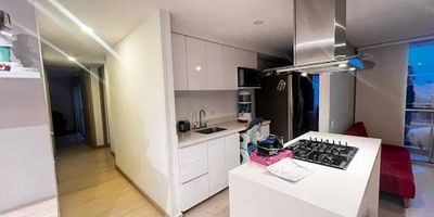 Apartamento de 80mt2, en zona semi rural Marinilla es  un 4 piso,  con 3 habitaciones, 2 baños, sala comedor, cocina integral, zona de ropa, balcón, cuarto útil y parqueadero. En las zonas comunes tendrás piscina cubierta, jacuzzi, sauna, turco, gimnasio, salón social, sala de juegos, juegos infantiles, cancha múltiple y zona para mascotas. Ubicado en Marinilla por la vía vieja hacia rio negro. IBETH GOMEZ 