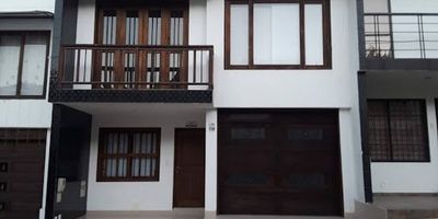 ¡TU NUEVO HOGAR TE ESTÁ ESPERANDO! 
 Hermosa casa en arriendo en El Porvenir, Rionegro - Antioquia 

Vive con estilo y comodidad en esta amplia casa de 3 niveles, ubicada en una de las zonas más exclusivas y de mayor proyección de Rionegro.
Disfruta de espacios generosos, seguridad y un entorno tranquilo ideal para tu familia.

----- Características principales:
- 5 habitaciones confortables y bien iluminadas
- 3 baños modernos
- Cocina integral con excelentes acabados
- Balcón con vista despejada
- Patio de ropas independiente
- Garaje privado
- Unidad abierta con vigilancia 24/7

--- Ubicación privilegiada en el sector El Porvenir - Rionegro
- Cerca de todo: colegios, centros comerciales, transporte, zonas verdes
- Entorno familiar y seguro

-- Canon de arriendo: $4.500.000 mensuales

- Agenda tu visita hoy y no dejes pasar esta oportunidad de vivir en grande.